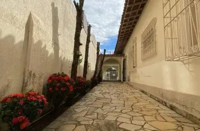 Casa com 3 quartos para alugar na Rua Anízio Ortiz Monteiro, Centro, Taubaté