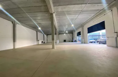 Galpão amplo com estacionamento próprio para locação em taubaté.