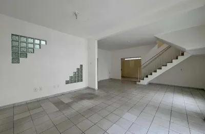 Prédio comercial com ótima localização para venda ou locação no centro