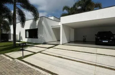 Casa com piscina e área gourmet à venda em condomínio de alto padrão.