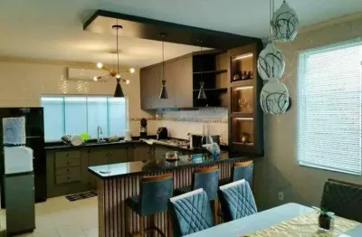 Casa com 3 quartos para alugar na Avenida Arnaldo Felipe Sbruzzi, Piracangaguá, Taubaté