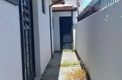 Casa com 3 quartos para alugar na Avenida Desembargador Paulo de Oliveira Costa, Centro, Taubaté