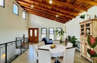 Sobrado com piscina e varanda gourmet disponível para venda em condomínio.