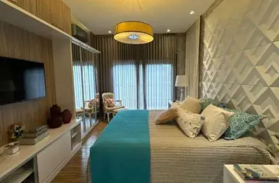 Casa com piscina e varanda gourmet à venda em condomínio de alto padrão.