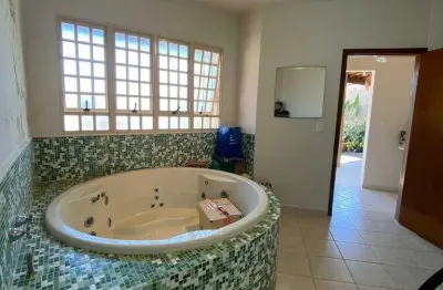 Casa com varanda gourmet em via pública à venda no jardim das nações.