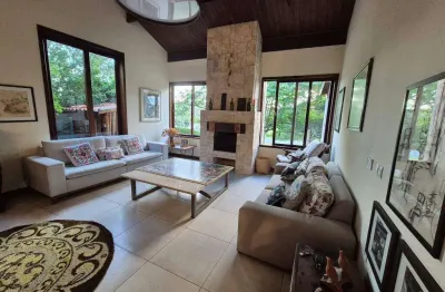 Casa com piscina e varanda gourmet com estilo chácara para locação em taubaté.