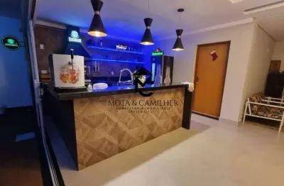 Sobrado de alto padrão com piscina à venda em condomínio fechado .