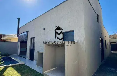 Casa térrea com piscina disponível para venda em condomínio.