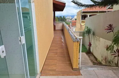 Casa sobrado em via pública com 3 dormitórios, sendo 1 suíte.