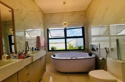 Casa com piscina e varanda gourmet à venda em condomínio fechado.
