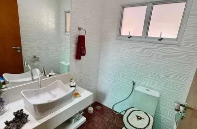 Casa com varanda gourmet e piscina à vneda em condomínio fechado