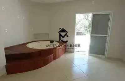 Sobrado com piscina disponível para locação em condomínio fechado