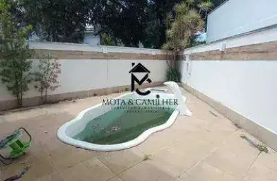 Sobrado com piscina disponível para locação em condomínio fechado