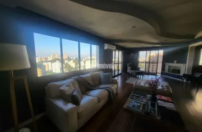 Apto amplo, recém reformado em andar alto e com vista panorâmica