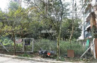 Terreno com 712,0m²   (frente 12,5m x fundos 56,96m) em rua tranquila