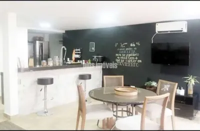 Maravilhosa casa lindamente equipada e decorada, em condomínio fechado com 3 suítes, sendo 1 suíte m