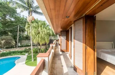 Cidade jardim!  781,m² área de terreno,  620,0m² área construída, 4 suítes, 4 vagas, piscina!