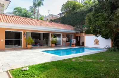 Próximo a praça vinícius de moraes 700,0 m² terreno  704,0 m² área construída 4 suítes , 7  vagas