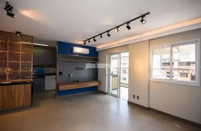 Móvel amplo à venda com 2 quartos, sendo 2 suítes, e 3 banheiros