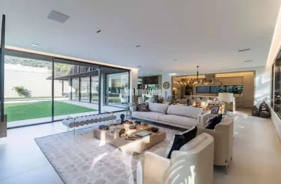 Jardim guedala 550,0m²ac - 952,0m² área de terreno  3 suítes,  4 vagas  piscina, sauna e spa.