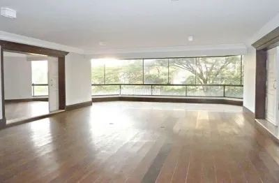 Próximo a escola graduada, 487,0m², 4 suítes e 5 vagas de garagem.