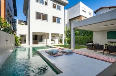 Próximo ao colégio santo américo!   casa com 450,m2 6 quartos, sendo 5 suítes.