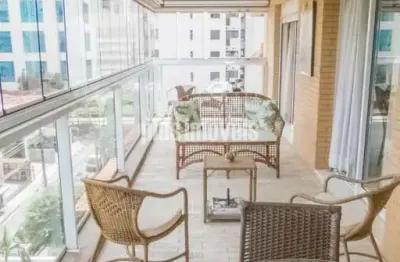 Empreendimento de alto padrão possui torre única e muito requinte.