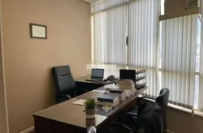 Reformado, com móveis embutidos de  excelente qualidade.