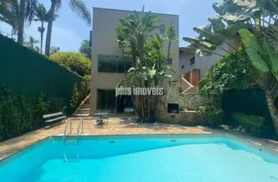 Linda casa reformada com piscina em rua fechada na granja julieta