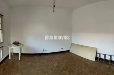Casa sobrado 255 m2  4 dormitórios , 2 vagas de garagem  , próximo ao hospital santa cruz