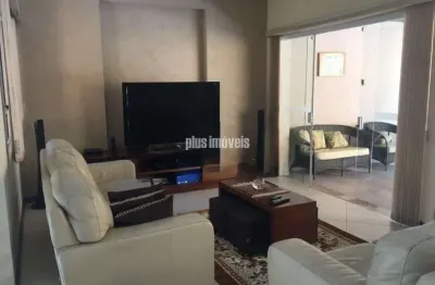 Imóvel espaçoso à venda com 4 quartos, sendo 4 suítes, e 5 banheiros