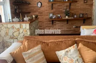 Casa térrea alto padrão com 500 mts de área útil, 4 dormitórios, 2 suítes, 8 vagas.