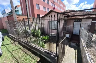 Casa com 3 quartos para alugar na Rua Antônio Gasparin, 5322, Novo Mundo, Curitiba