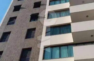 Centro - amplo apartamento, andar alto e repleto de armários