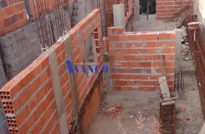 Terreno com casa em fase de construção no jardim itália