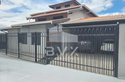 A casa é extraordinária possui 4 suítes sendo duas com varanda com guarda corpo de vidro e uma vista panorâmica esplêndida