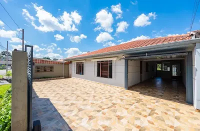 Linda casa térrea com amplo quintal em colombo, sendo 3 quartos e 1 suíte.