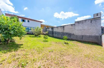Linda casa térrea com amplo quintal em colombo, sendo 3 quartos e 1 suíte.