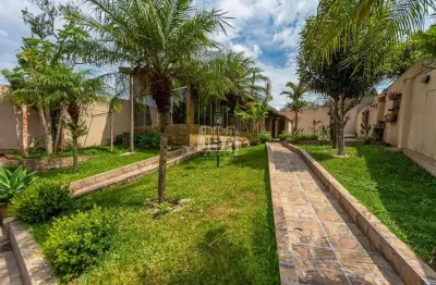 Casa térrea no xaxim com 308m² averbados,  com amplo quintal, sendo  4 quartos e 1 suíte.