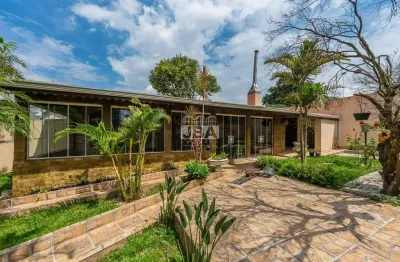 Casa térrea no xaxim com 308m² averbados,  com amplo quintal, sendo  4 quartos e 1 suíte.