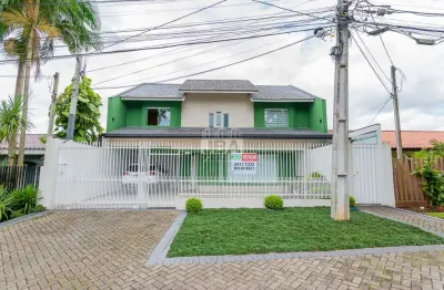 Linda casa com piscina no bairro  bacacheri  com 274m²  de área averbada, contendo 3 quartos sem uma ampla suíte.