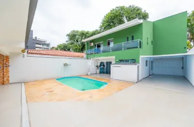 Linda casa com piscina no bairro  bacacheri  com 274m²  de área averbada, contendo 3 quartos sem uma ampla suíte.