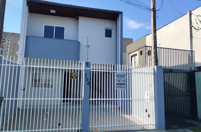 Excelente sobrado com cozinha mobiliada, ar condicionado na suíte e banheira. garagem para até 03 carros.