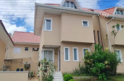 Ótimo sobrado em condomínio fechado com armários planejados na cozinha e quartos.