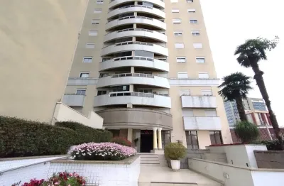 Lindo apartamento com armários embutidos em todos os cômodos e localização privilegiada.