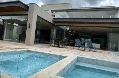 Casa de luxo localizada em um dos melhores condomínios de alto padrão da região