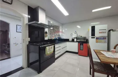 Sobrado 180 m² à venda com suíte master, área gourmet 2 vagas.