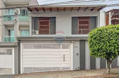 Sobrado de 270m²  com 3 dormitórios sendo 1 suíte e 3 vagas de garagem.