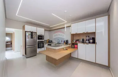 Casa térrea reformada com 154m²,  2 dormitórios e 3 vagas de garagem.