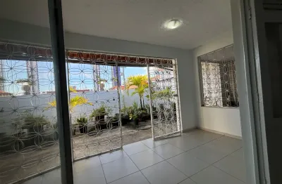 Venha morar! casa no coração do bairro dos estados, com um flat anexo.